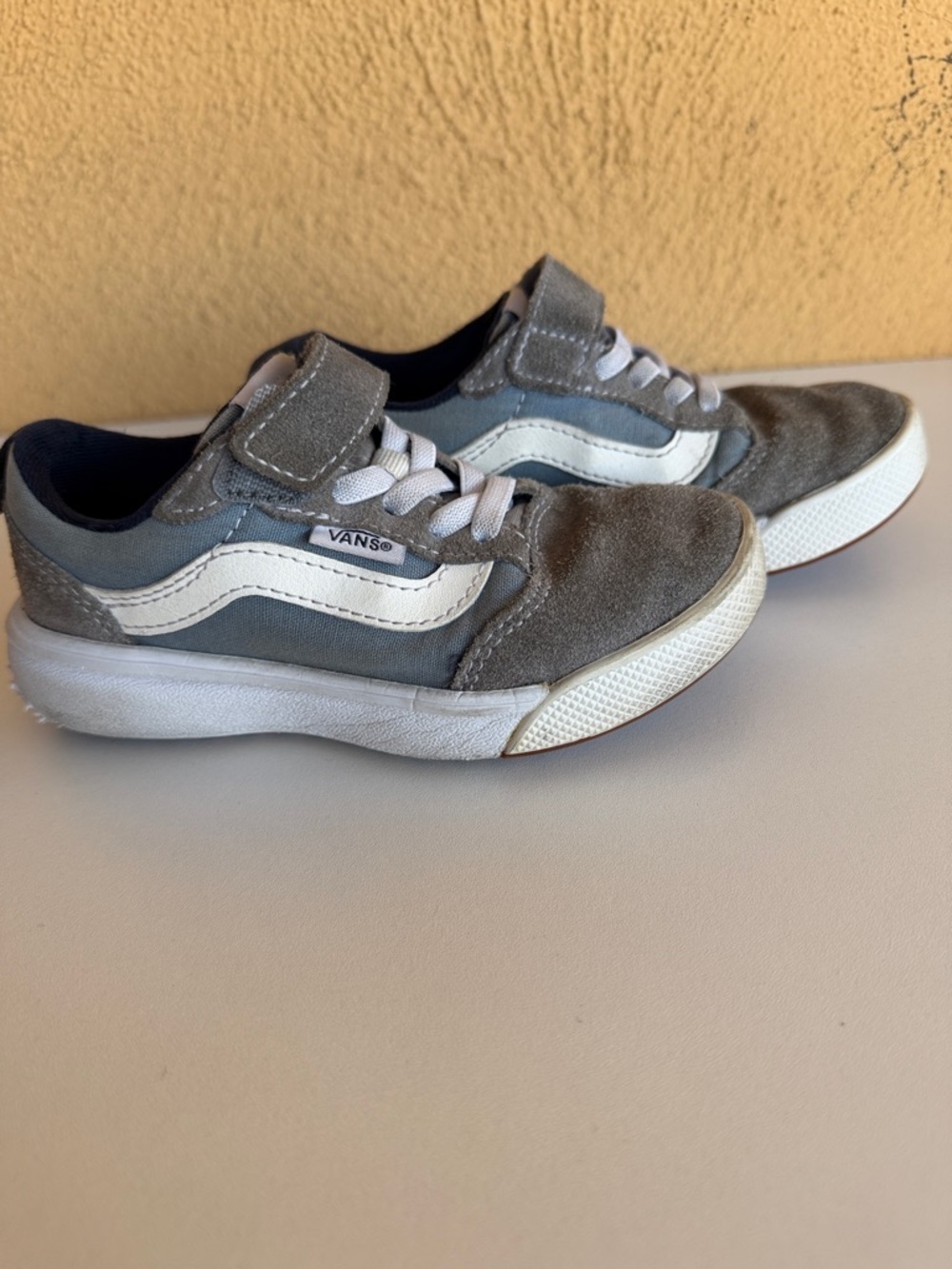 Vans Kids Grey and White Low-Top Skate Sneakers Size 10.5 - Picture 1 of 6